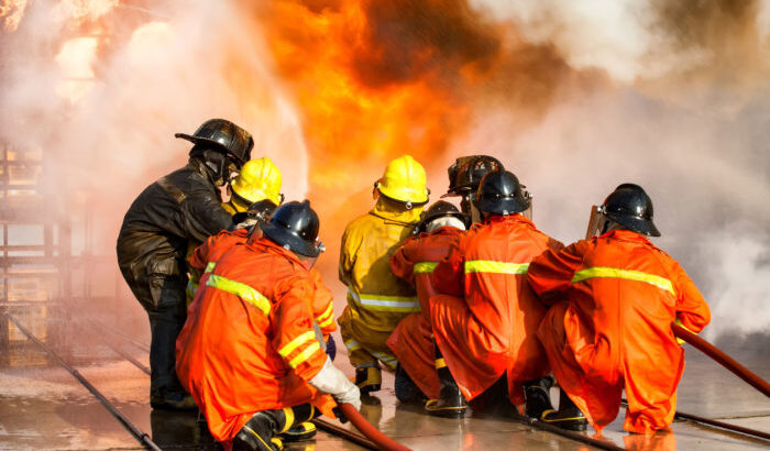Brigadistas apagando incêndio em treinamento